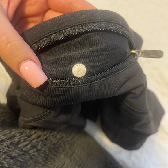 Black lululemon shorts size 2    26$ - Picture 2 of 3